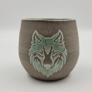 Keramikbecher mit Wolf-Motiv – handgetöpfert mit grünem Relief