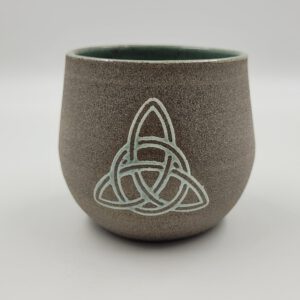 Keramikbecher mit keltischem Knoten – Symbolbecher in Keramik