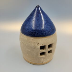 Keramikhäuschen Garten – handgemachtes Deko-Häuschen mit spitzem Dach und Fenstern