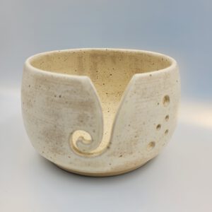 Handgefertigte Wollschale aus beige glasiertem Ton mit Spirale zur Fadenführung