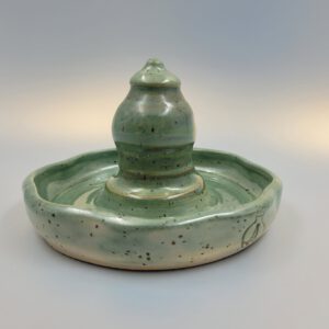 Handgefertigtes Keramik-Stockhäuschen zum Aufstecken auf einen Stab, naturnahe Gartendeko