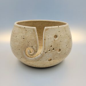 Handgemachte Keramikschale für Wolle mit verschnörkeltem Design