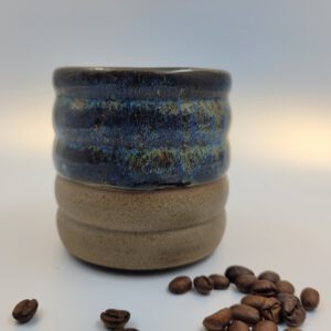 Steinzeugbecher 300 ml mit blau-schwarzer Effektglasur handgefertigt